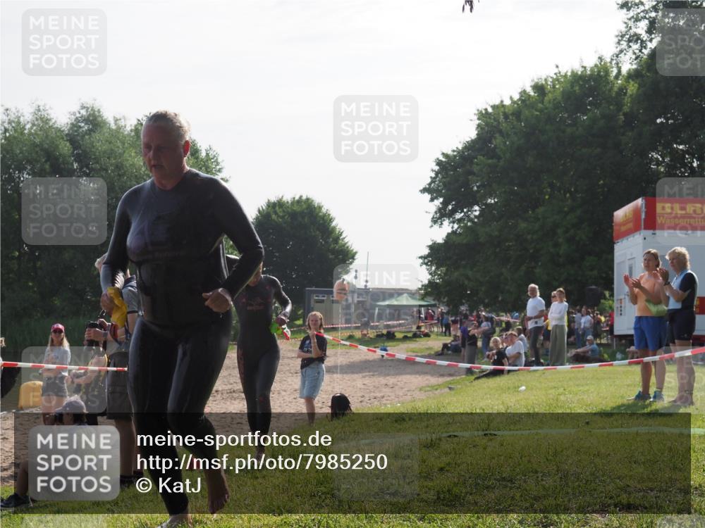 15.06.2025 - 27. Vierlanden-Triathlon KatJ http://msf.ph/oto/7985250 15.06.2025 08:58:56 Schwimmen 208, 236 meine-sportfotos.de