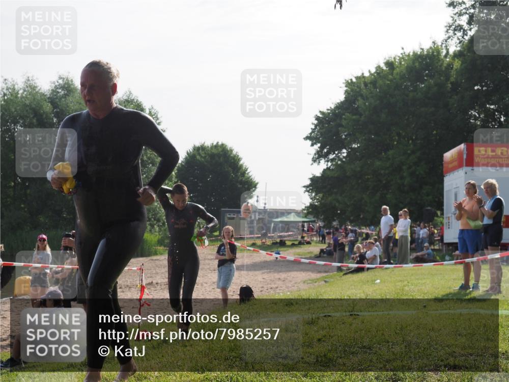 15.06.2025 - 27. Vierlanden-Triathlon KatJ http://msf.ph/oto/7985257 15.06.2025 08:58:56 Schwimmen 208, 236 meine-sportfotos.de