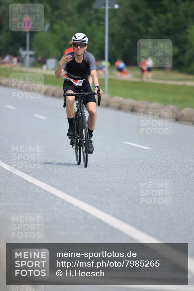 21.06.2025 - 27. Vierlanden-Triathlon H.Heesch http://msf.ph/oto/7985265 15.06.2025 11:26:14 Radfahren 18, 798, 800, 881, 911, 945, 978 meine-sportfotos.de