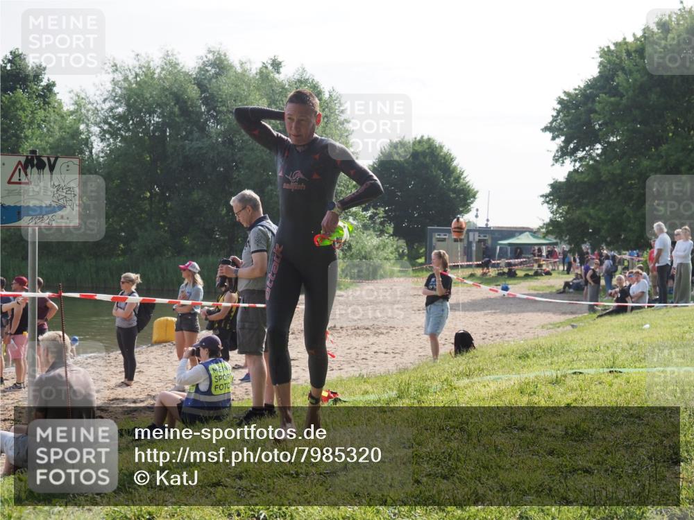 15.06.2025 - 27. Vierlanden-Triathlon KatJ http://msf.ph/oto/7985320 15.06.2025 08:58:58 Schwimmen 208, 235, 236 meine-sportfotos.de