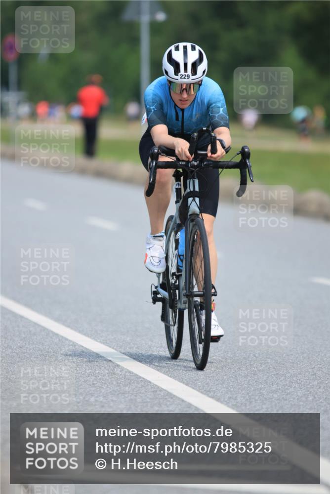 21.06.2025 - 27. Vierlanden-Triathlon H.Heesch http://msf.ph/oto/7985325 15.06.2025 11:26:33 Radfahren 151, 229 meine-sportfotos.de