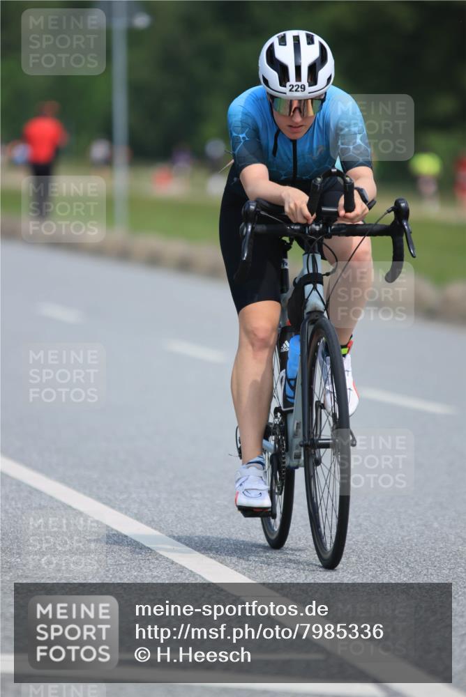 21.06.2025 - 27. Vierlanden-Triathlon H.Heesch http://msf.ph/oto/7985336 15.06.2025 11:26:33 Radfahren 151, 229 meine-sportfotos.de