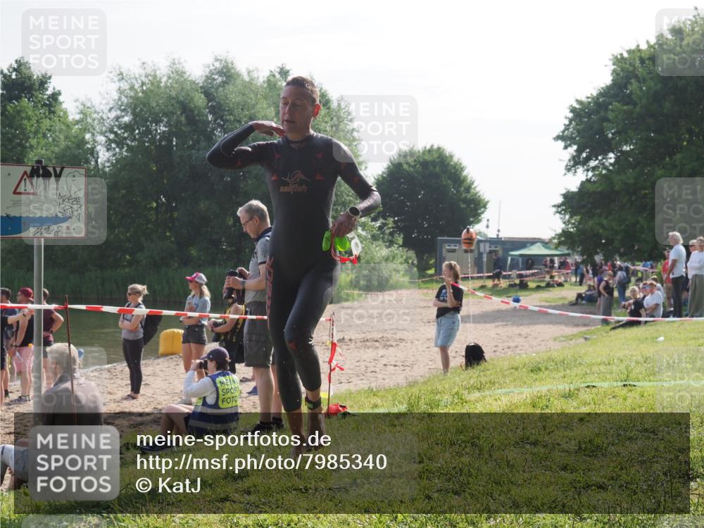 15.06.2025 - 27. Vierlanden-Triathlon KatJ http://msf.ph/oto/7985340 15.06.2025 08:58:58 Schwimmen 208, 235, 236 meine-sportfotos.de
