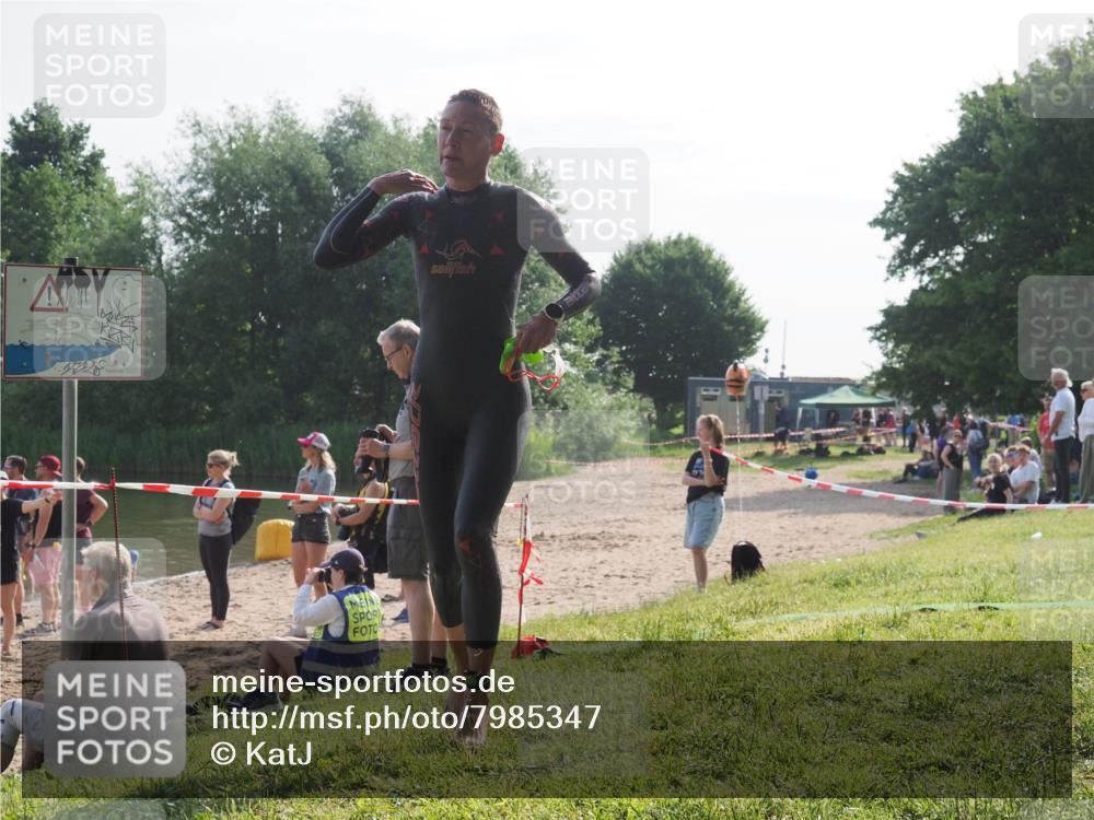 15.06.2025 - 27. Vierlanden-Triathlon KatJ http://msf.ph/oto/7985347 15.06.2025 08:58:58 Schwimmen 208, 235, 236 meine-sportfotos.de