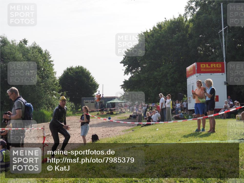 15.06.2025 - 27. Vierlanden-Triathlon KatJ http://msf.ph/oto/7985379 15.06.2025 08:59:02 Schwimmen 208, 235, 236 meine-sportfotos.de