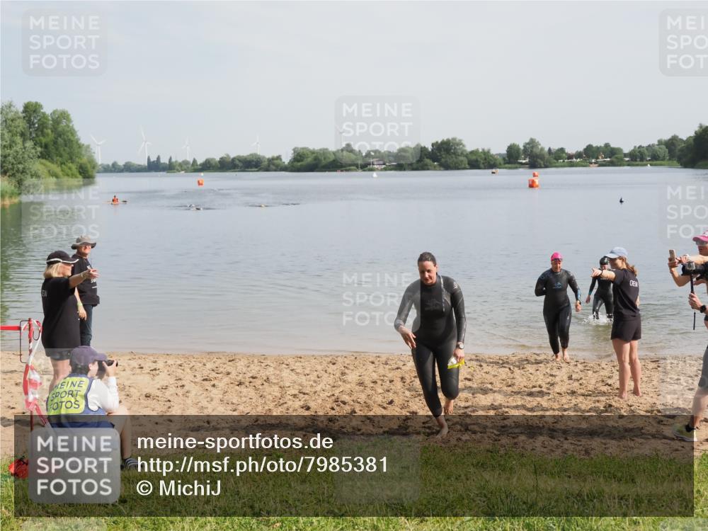 21.06.2025 - 27. Vierlanden-Triathlon MichiJ http://msf.ph/oto/7985381 15.06.2026 09:10:19 Schwimmen 213, 218, 250 meine-sportfotos.de