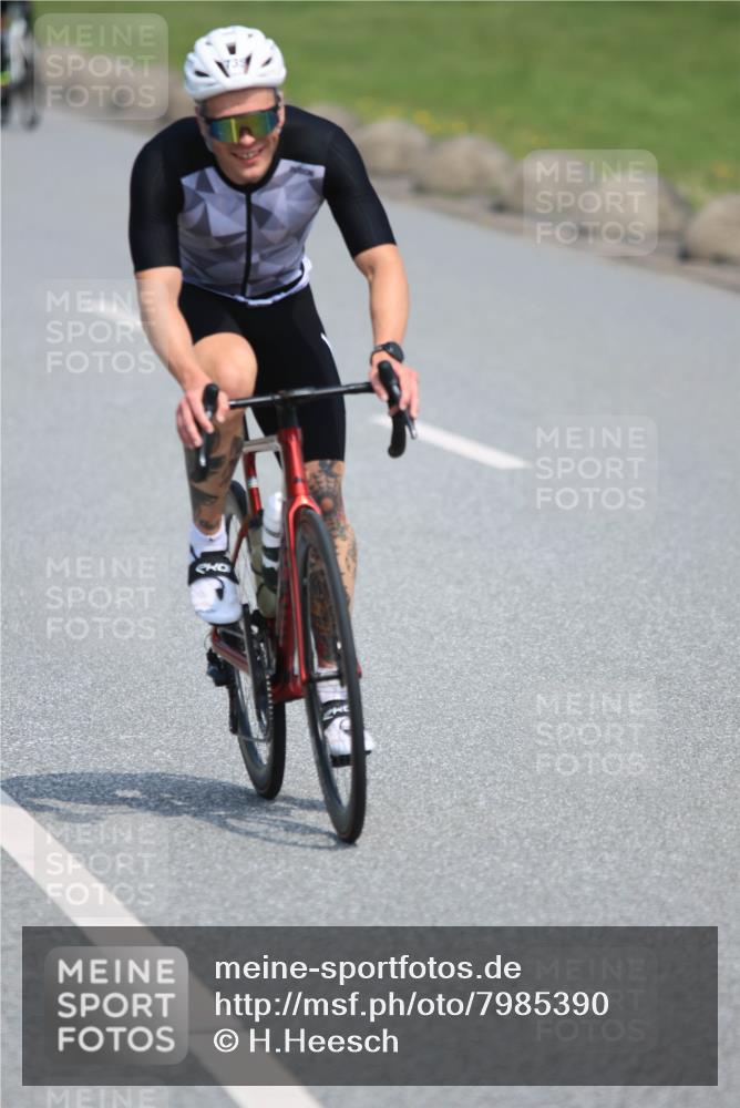 21.06.2025 - 27. Vierlanden-Triathlon H.Heesch http://msf.ph/oto/7985390 15.06.2025 11:30:14 Radfahren 735, 736, 930, 940, 973 meine-sportfotos.de