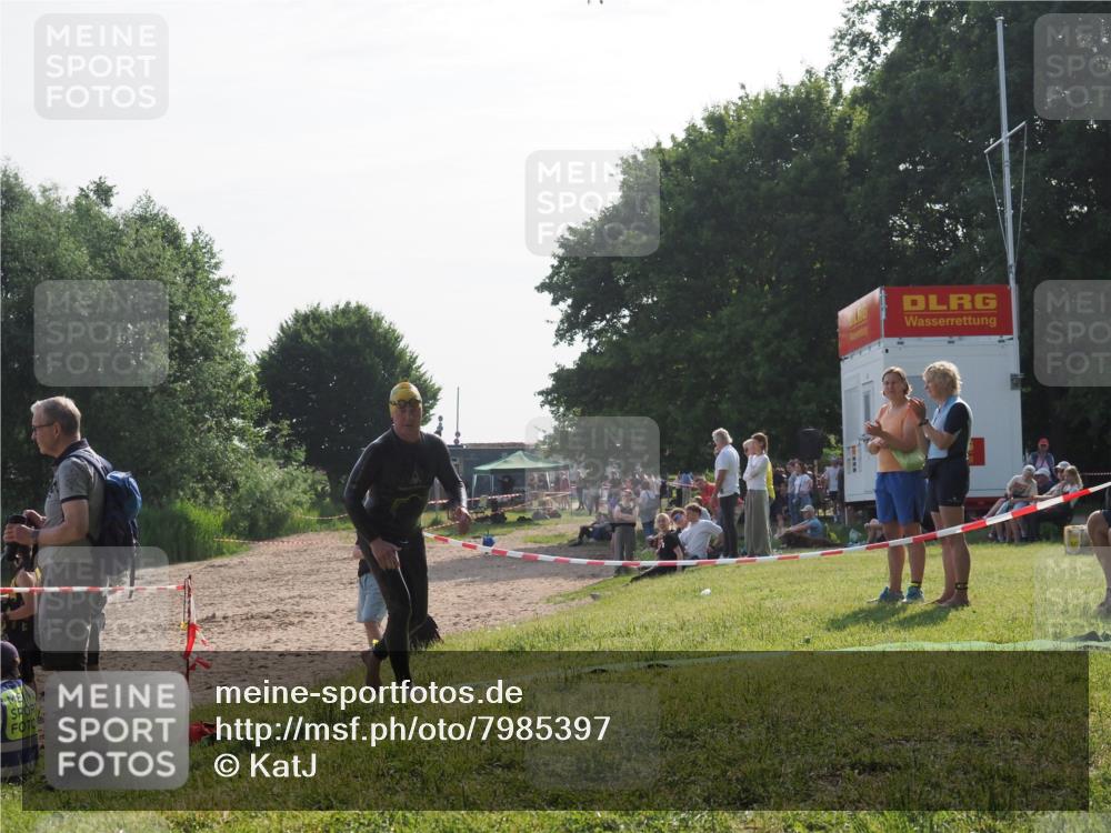 15.06.2025 - 27. Vierlanden-Triathlon KatJ http://msf.ph/oto/7985397 15.06.2025 08:59:02 Schwimmen 208, 235, 236 meine-sportfotos.de