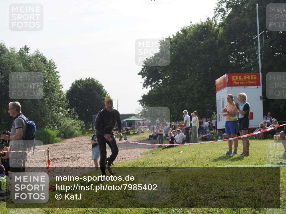 15.06.2025 - 27. Vierlanden-Triathlon KatJ http://msf.ph/oto/7985402 15.06.2025 08:59:03 Schwimmen 208, 235, 236 meine-sportfotos.de