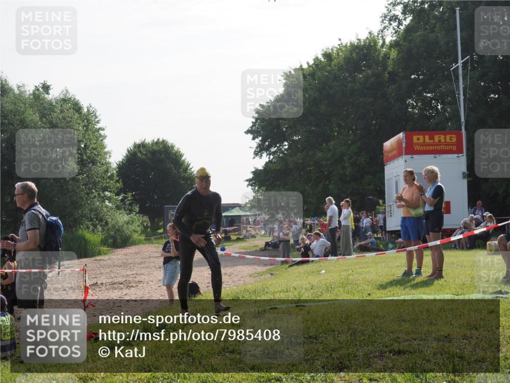 15.06.2025 - 27. Vierlanden-Triathlon KatJ http://msf.ph/oto/7985408 15.06.2025 08:59:03 Schwimmen 208, 235, 236 meine-sportfotos.de