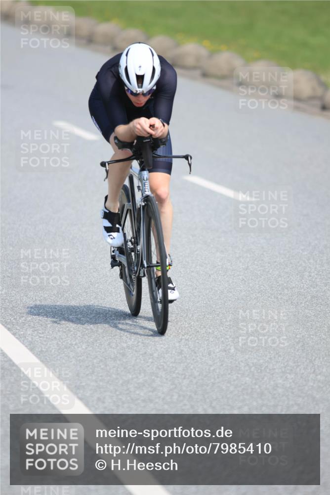 21.06.2025 - 27. Vierlanden-Triathlon H.Heesch http://msf.ph/oto/7985410 15.06.2025 11:30:17 Radfahren 693, 735, 736, 930, 940 meine-sportfotos.de