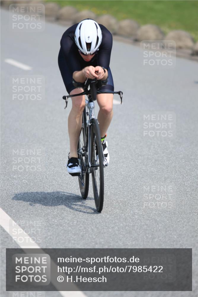 21.06.2025 - 27. Vierlanden-Triathlon H.Heesch http://msf.ph/oto/7985422 15.06.2025 11:30:17 Radfahren 693, 735, 736, 930, 940 meine-sportfotos.de