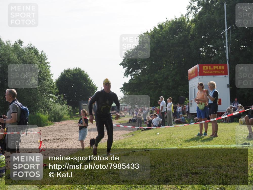 15.06.2025 - 27. Vierlanden-Triathlon KatJ http://msf.ph/oto/7985433 15.06.2025 08:59:03 Schwimmen 208, 235, 236 meine-sportfotos.de