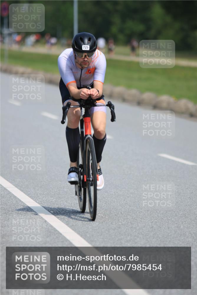 21.06.2025 - 27. Vierlanden-Triathlon H.Heesch http://msf.ph/oto/7985454 15.06.2025 11:30:36 Radfahren 725, 764, 923 meine-sportfotos.de