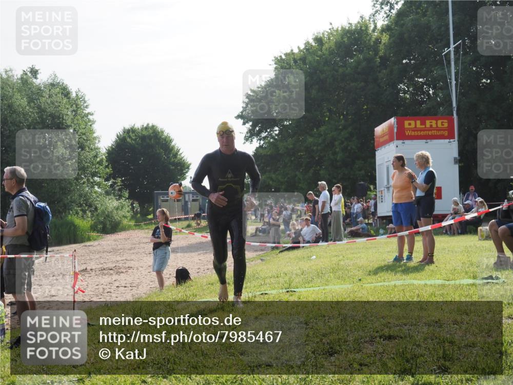 15.06.2025 - 27. Vierlanden-Triathlon KatJ http://msf.ph/oto/7985467 15.06.2025 08:59:04 Schwimmen 208, 235, 236 meine-sportfotos.de