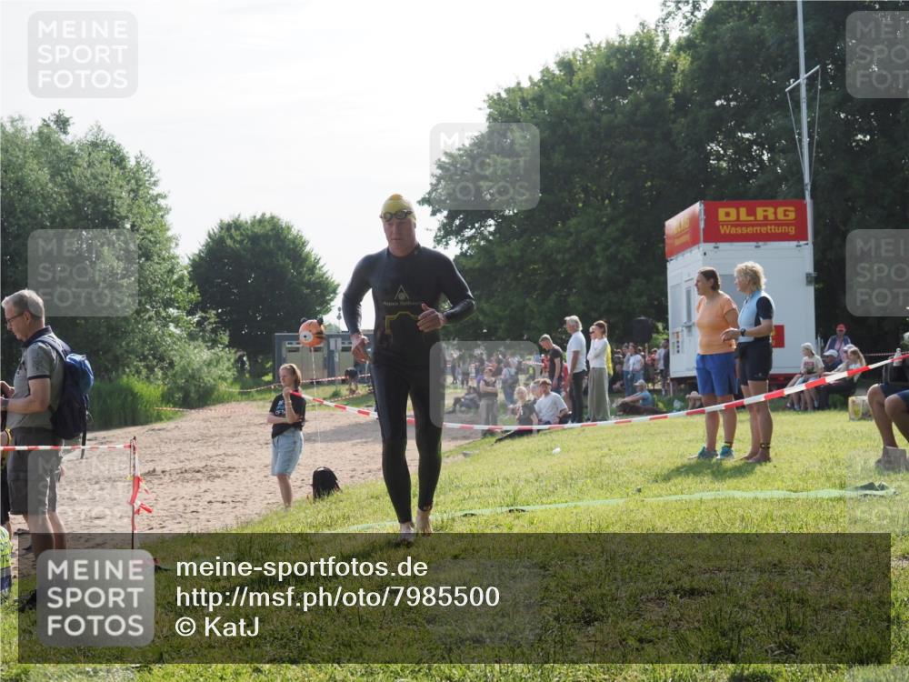 15.06.2025 - 27. Vierlanden-Triathlon KatJ http://msf.ph/oto/7985500 15.06.2025 08:59:04 Schwimmen 208, 235, 236 meine-sportfotos.de