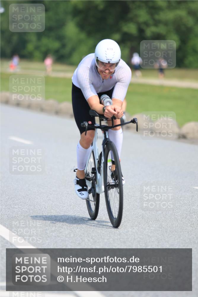 21.06.2025 - 27. Vierlanden-Triathlon H.Heesch http://msf.ph/oto/7985501 15.06.2025 11:30:51 Radfahren 167, 228, 639, 651, 749, 891, 926, 980 meine-sportfotos.de