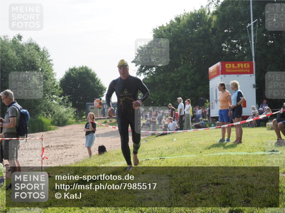 15.06.2025 - 27. Vierlanden-Triathlon KatJ http://msf.ph/oto/7985517 15.06.2025 08:59:04 Schwimmen 208, 235, 236 meine-sportfotos.de
