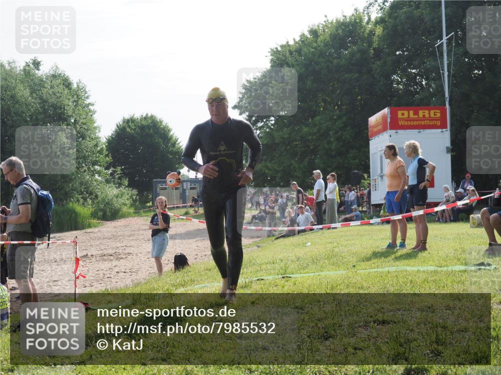15.06.2025 - 27. Vierlanden-Triathlon KatJ http://msf.ph/oto/7985532 15.06.2025 08:59:04 Schwimmen 208, 235, 236 meine-sportfotos.de