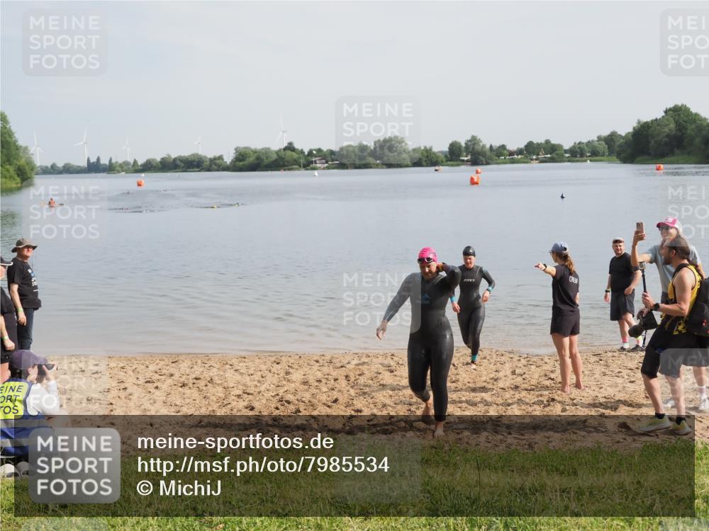 21.06.2025 - 27. Vierlanden-Triathlon MichiJ http://msf.ph/oto/7985534 15.06.2026 09:10:23 Schwimmen 213, 218, 250 meine-sportfotos.de