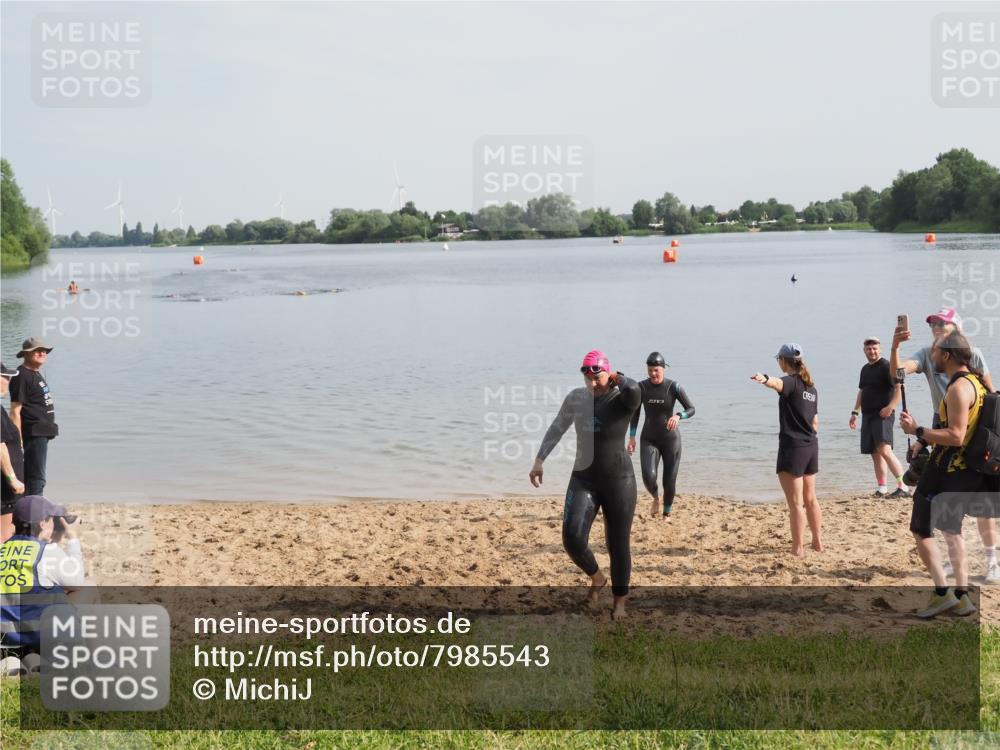 21.06.2025 - 27. Vierlanden-Triathlon MichiJ http://msf.ph/oto/7985543 15.06.2026 09:10:23 Schwimmen 213, 218, 250 meine-sportfotos.de
