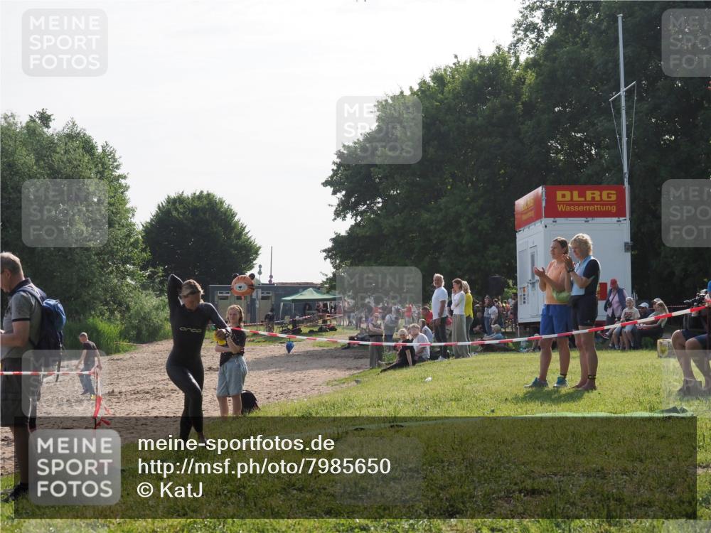 15.06.2025 - 27. Vierlanden-Triathlon KatJ http://msf.ph/oto/7985650 15.06.2025 08:59:11 Schwimmen 227, 235 meine-sportfotos.de