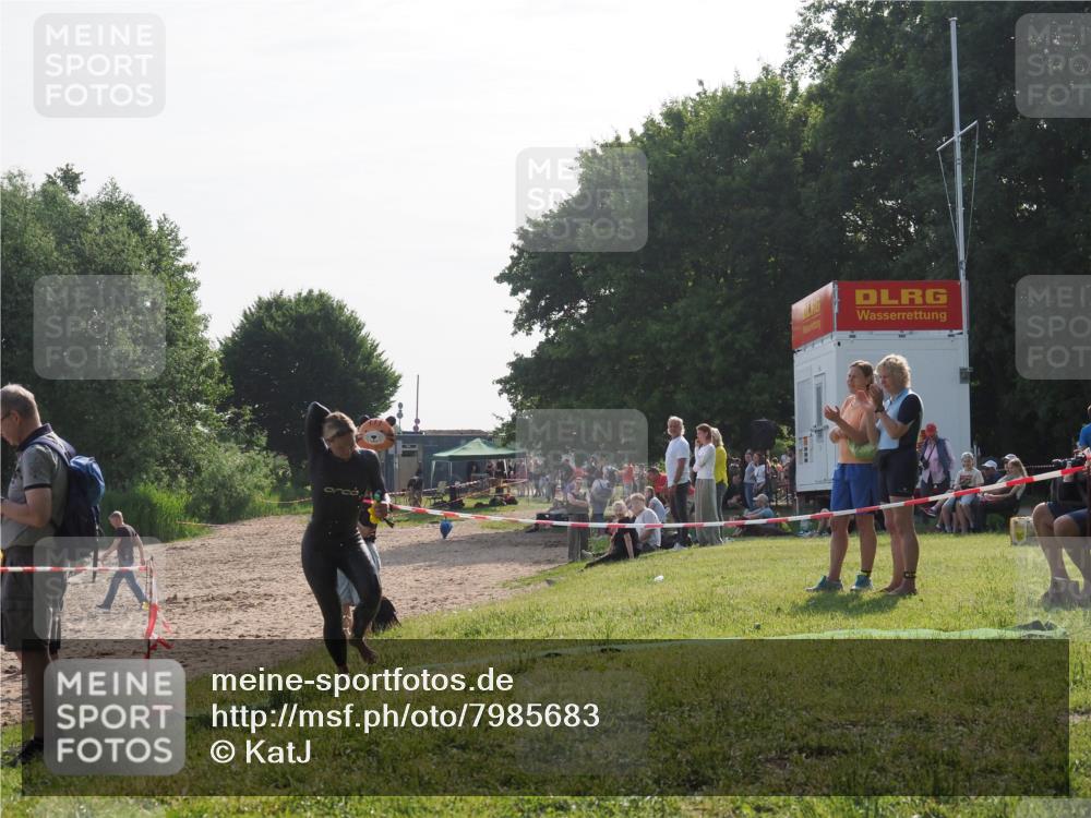15.06.2025 - 27. Vierlanden-Triathlon KatJ http://msf.ph/oto/7985683 15.06.2025 08:59:11 Schwimmen 227, 235 meine-sportfotos.de