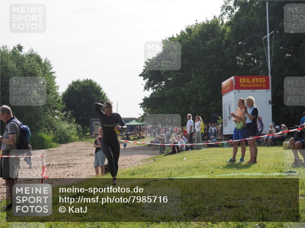 15.06.2025 - 27. Vierlanden-Triathlon KatJ http://msf.ph/oto/7985716 15.06.2025 08:59:12 Schwimmen 227, 235 meine-sportfotos.de