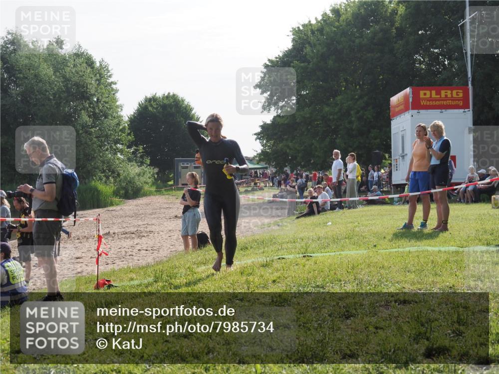 15.06.2025 - 27. Vierlanden-Triathlon KatJ http://msf.ph/oto/7985734 15.06.2025 08:59:12 Schwimmen 227, 235 meine-sportfotos.de
