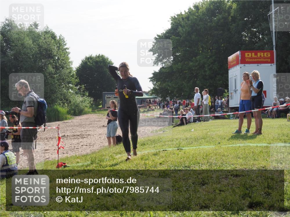 15.06.2025 - 27. Vierlanden-Triathlon KatJ http://msf.ph/oto/7985744 15.06.2025 08:59:12 Schwimmen 227, 235 meine-sportfotos.de