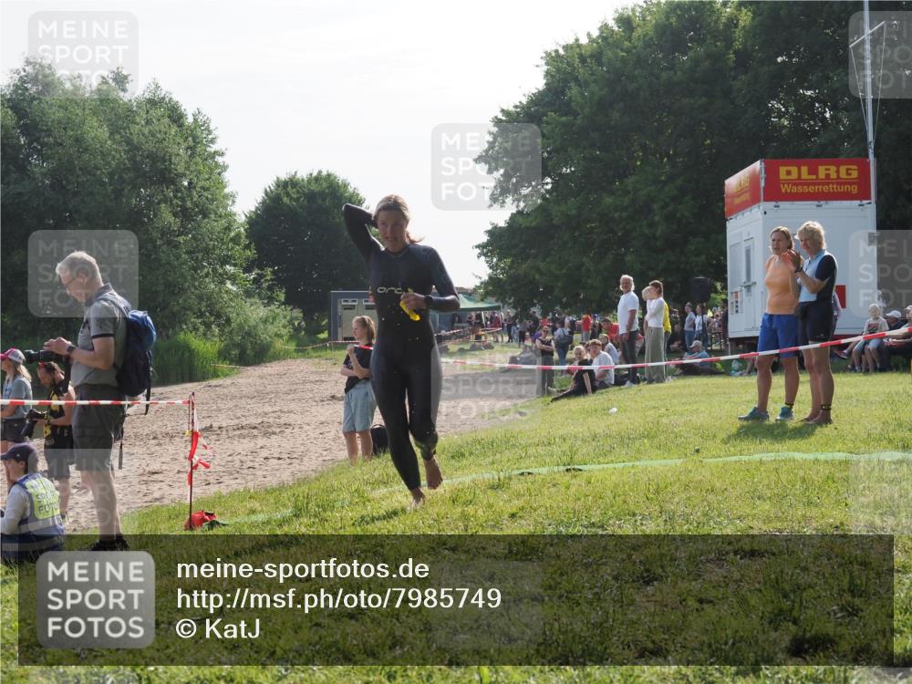 15.06.2025 - 27. Vierlanden-Triathlon KatJ http://msf.ph/oto/7985749 15.06.2025 08:59:13 Schwimmen 227, 235 meine-sportfotos.de