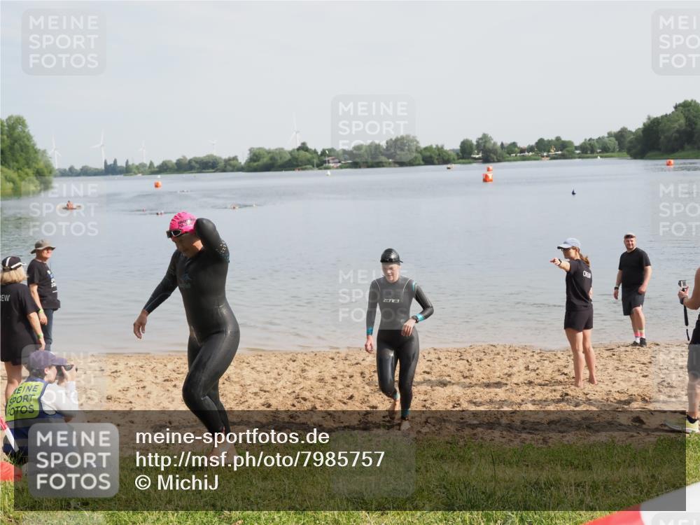21.06.2025 - 27. Vierlanden-Triathlon MichiJ http://msf.ph/oto/7985757 15.06.2026 09:10:26 Schwimmen 213, 218, 250 meine-sportfotos.de