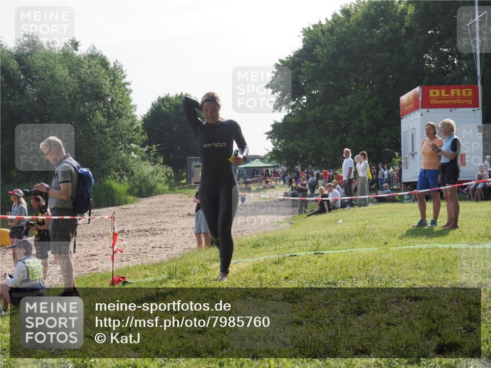 15.06.2025 - 27. Vierlanden-Triathlon KatJ http://msf.ph/oto/7985760 15.06.2025 08:59:13 Schwimmen 227, 235 meine-sportfotos.de