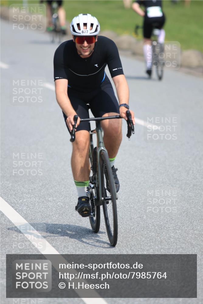 21.06.2025 - 27. Vierlanden-Triathlon H.Heesch http://msf.ph/oto/7985764 15.06.2025 11:32:31 Radfahren 677, 716 meine-sportfotos.de