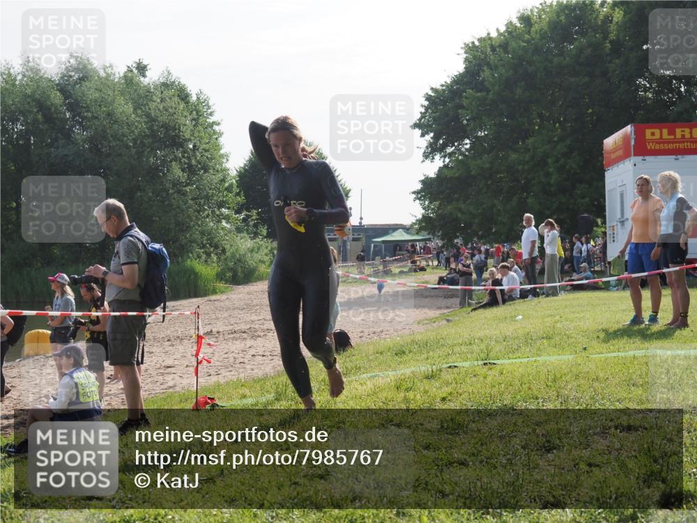 15.06.2025 - 27. Vierlanden-Triathlon KatJ http://msf.ph/oto/7985767 15.06.2025 08:59:13 Schwimmen 227, 235 meine-sportfotos.de