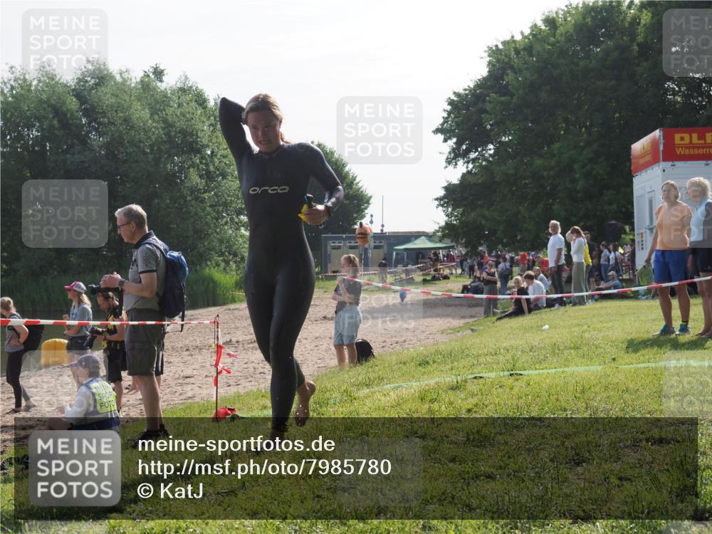 15.06.2025 - 27. Vierlanden-Triathlon KatJ http://msf.ph/oto/7985780 15.06.2025 08:59:13 Schwimmen 227, 235 meine-sportfotos.de