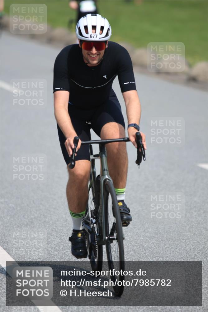 21.06.2025 - 27. Vierlanden-Triathlon H.Heesch http://msf.ph/oto/7985782 15.06.2025 11:32:31 Radfahren 677, 716 meine-sportfotos.de