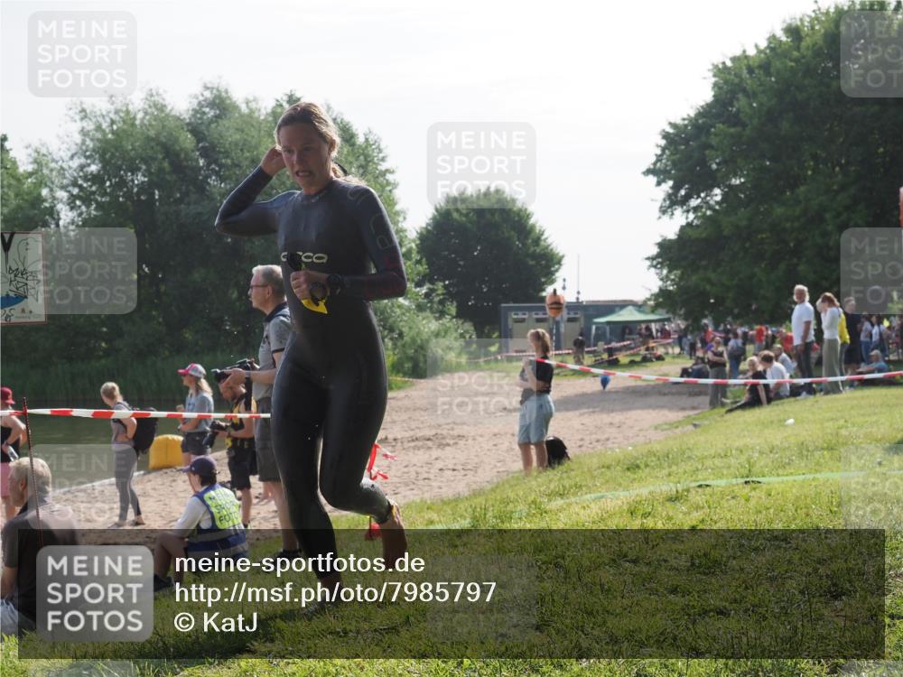15.06.2025 - 27. Vierlanden-Triathlon KatJ http://msf.ph/oto/7985797 15.06.2025 08:59:14 Schwimmen 227 meine-sportfotos.de