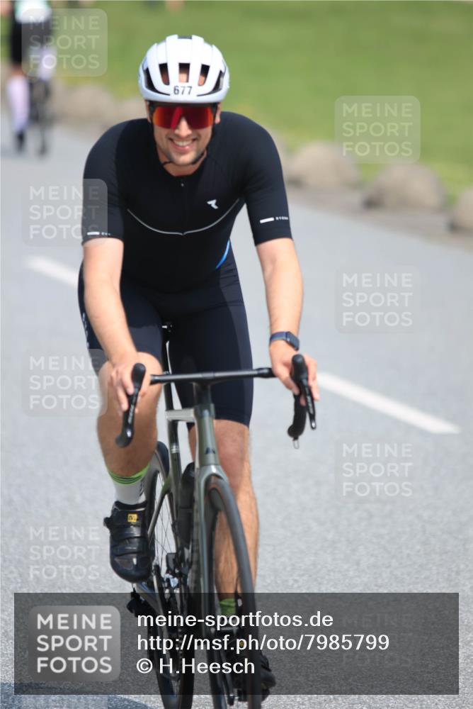 21.06.2025 - 27. Vierlanden-Triathlon H.Heesch http://msf.ph/oto/7985799 15.06.2025 11:32:31 Radfahren 677, 716 meine-sportfotos.de