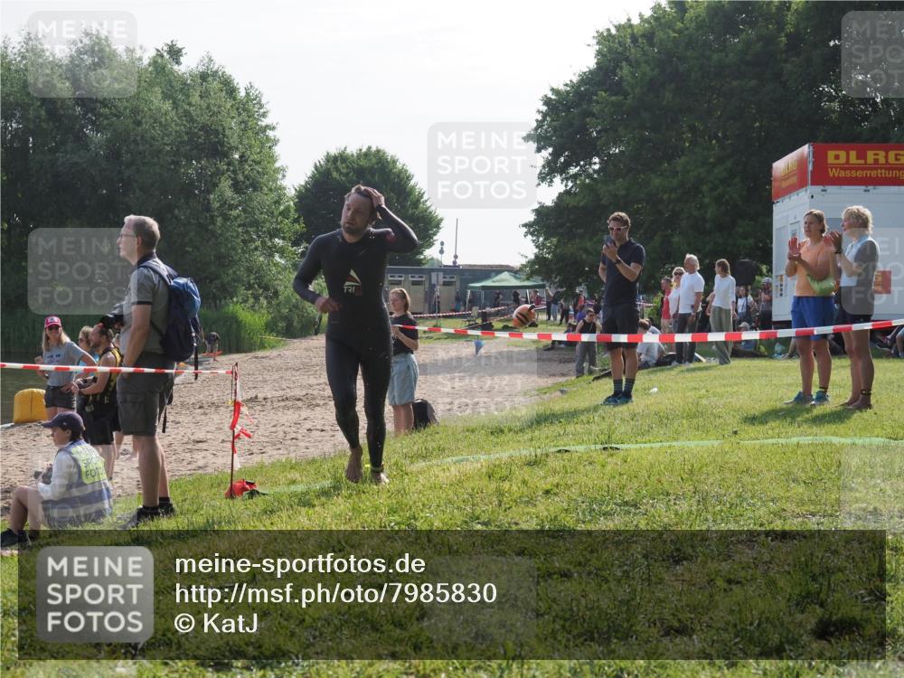 15.06.2025 - 27. Vierlanden-Triathlon KatJ http://msf.ph/oto/7985830 15.06.2025 08:59:58 Schwimmen 241 meine-sportfotos.de