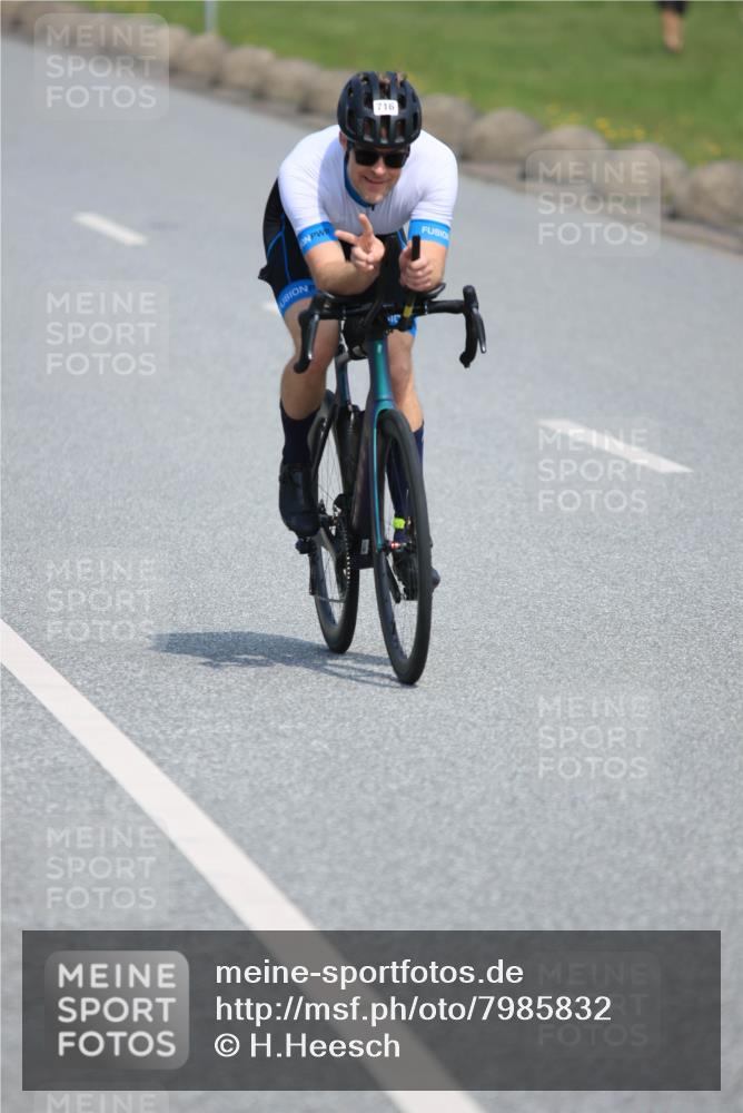 21.06.2025 - 27. Vierlanden-Triathlon H.Heesch http://msf.ph/oto/7985832 15.06.2025 11:32:39 Radfahren 716 meine-sportfotos.de