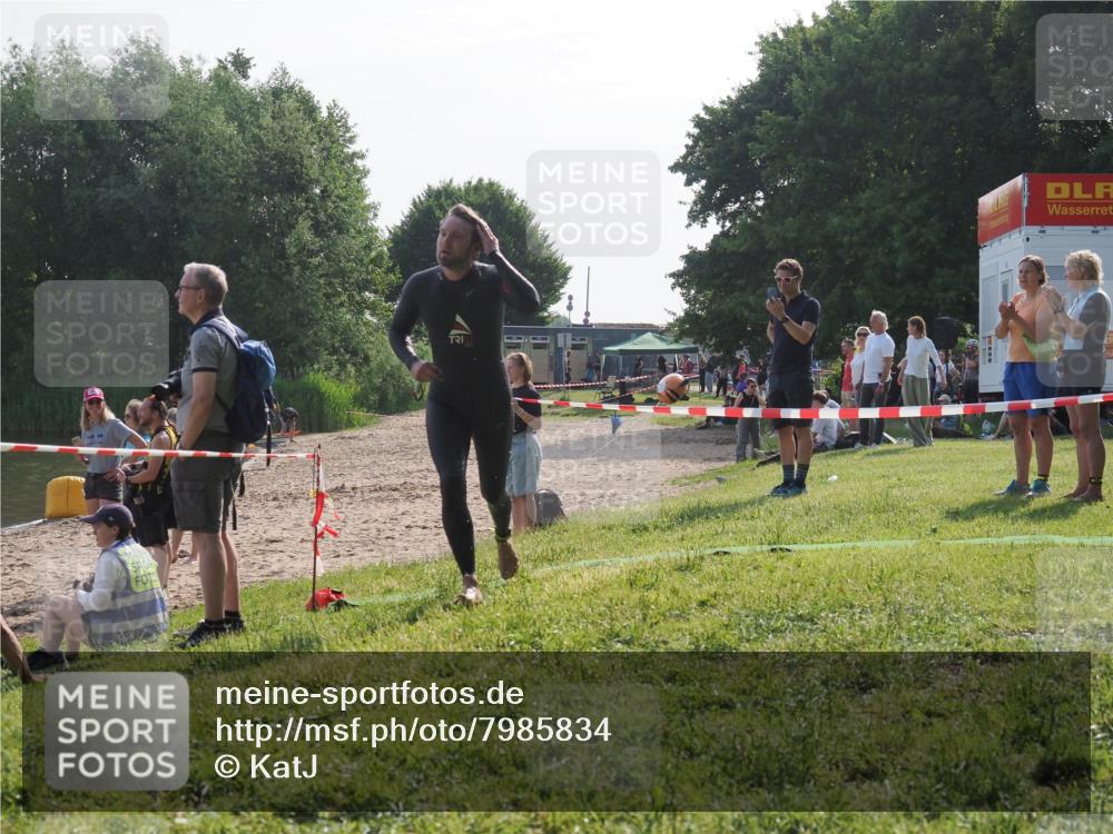 15.06.2025 - 27. Vierlanden-Triathlon KatJ http://msf.ph/oto/7985834 15.06.2025 08:59:58 Schwimmen 241 meine-sportfotos.de
