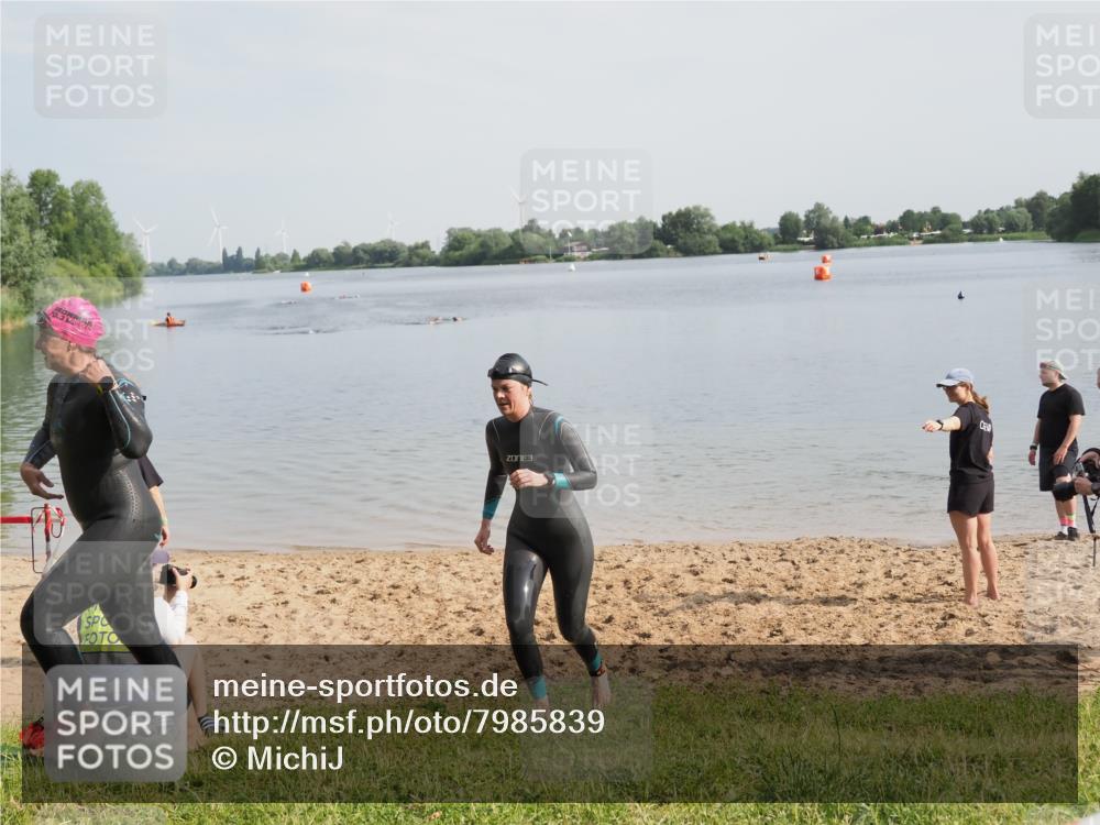 21.06.2025 - 27. Vierlanden-Triathlon MichiJ http://msf.ph/oto/7985839 15.06.2026 09:10:27 Schwimmen 213, 218, 250 meine-sportfotos.de