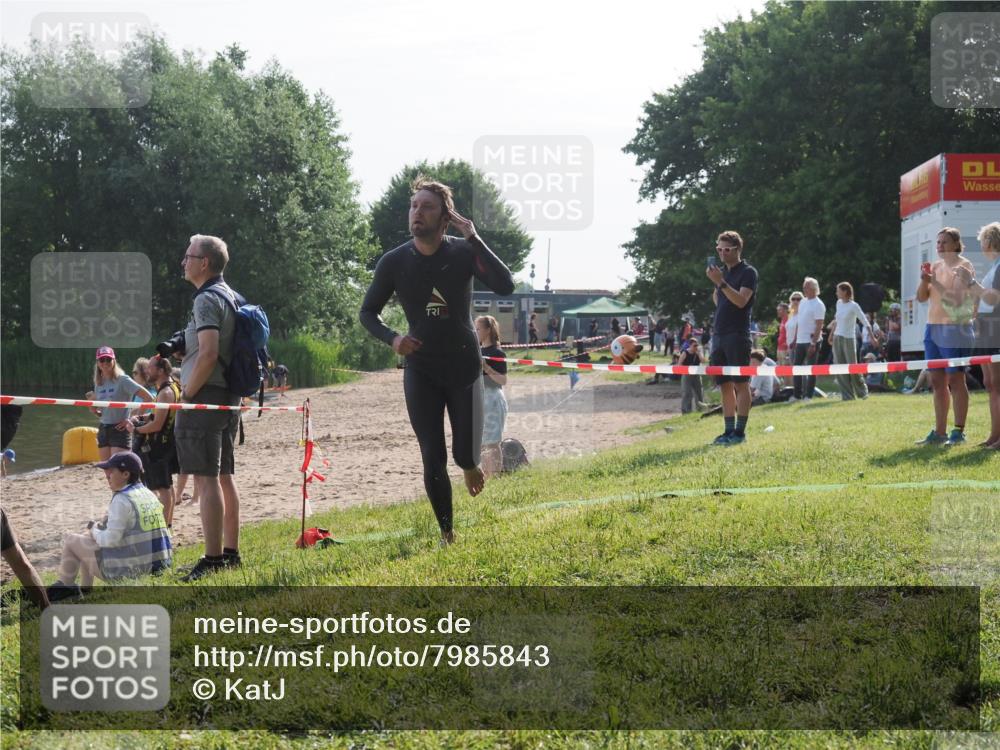 15.06.2025 - 27. Vierlanden-Triathlon KatJ http://msf.ph/oto/7985843 15.06.2025 08:59:58 Schwimmen 241 meine-sportfotos.de