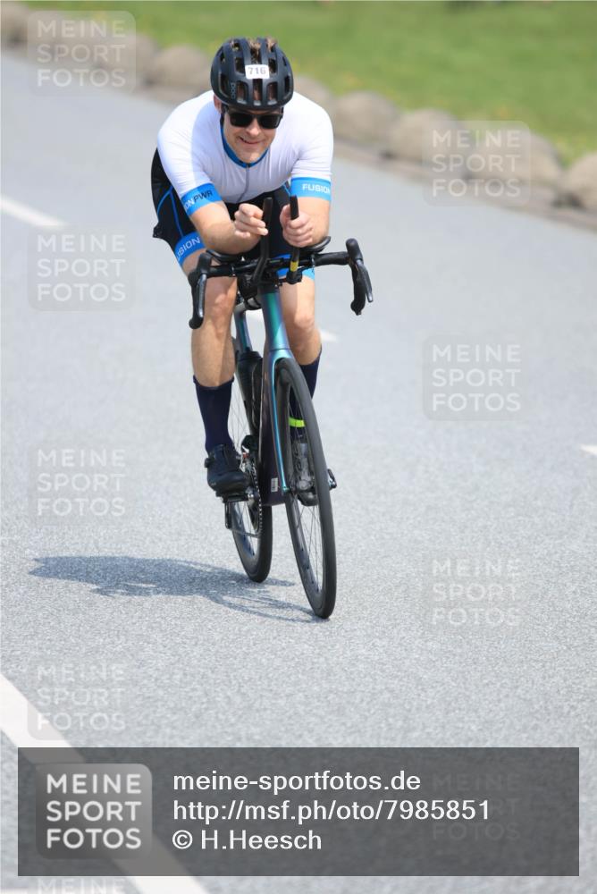 21.06.2025 - 27. Vierlanden-Triathlon H.Heesch http://msf.ph/oto/7985851 15.06.2025 11:32:39 Radfahren 716 meine-sportfotos.de
