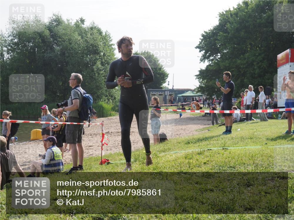 15.06.2025 - 27. Vierlanden-Triathlon KatJ http://msf.ph/oto/7985861 15.06.2025 08:59:59 Schwimmen 241 meine-sportfotos.de
