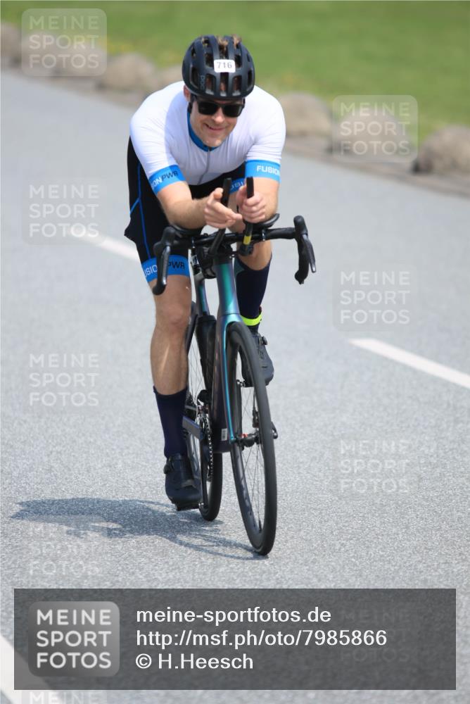 21.06.2025 - 27. Vierlanden-Triathlon H.Heesch http://msf.ph/oto/7985866 15.06.2025 11:32:40 Radfahren 716 meine-sportfotos.de