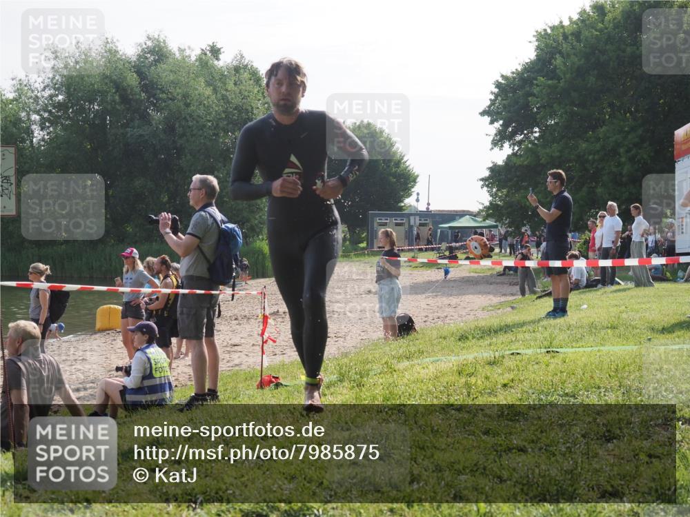 15.06.2025 - 27. Vierlanden-Triathlon KatJ http://msf.ph/oto/7985875 15.06.2025 08:59:59 Schwimmen 241 meine-sportfotos.de