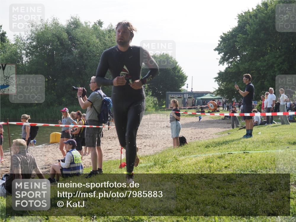 15.06.2025 - 27. Vierlanden-Triathlon KatJ http://msf.ph/oto/7985883 15.06.2025 08:59:59 Schwimmen 241 meine-sportfotos.de