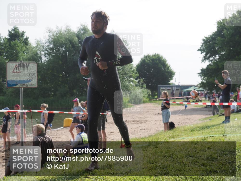 15.06.2025 - 27. Vierlanden-Triathlon KatJ http://msf.ph/oto/7985900 15.06.2025 08:59:59 Schwimmen 241 meine-sportfotos.de